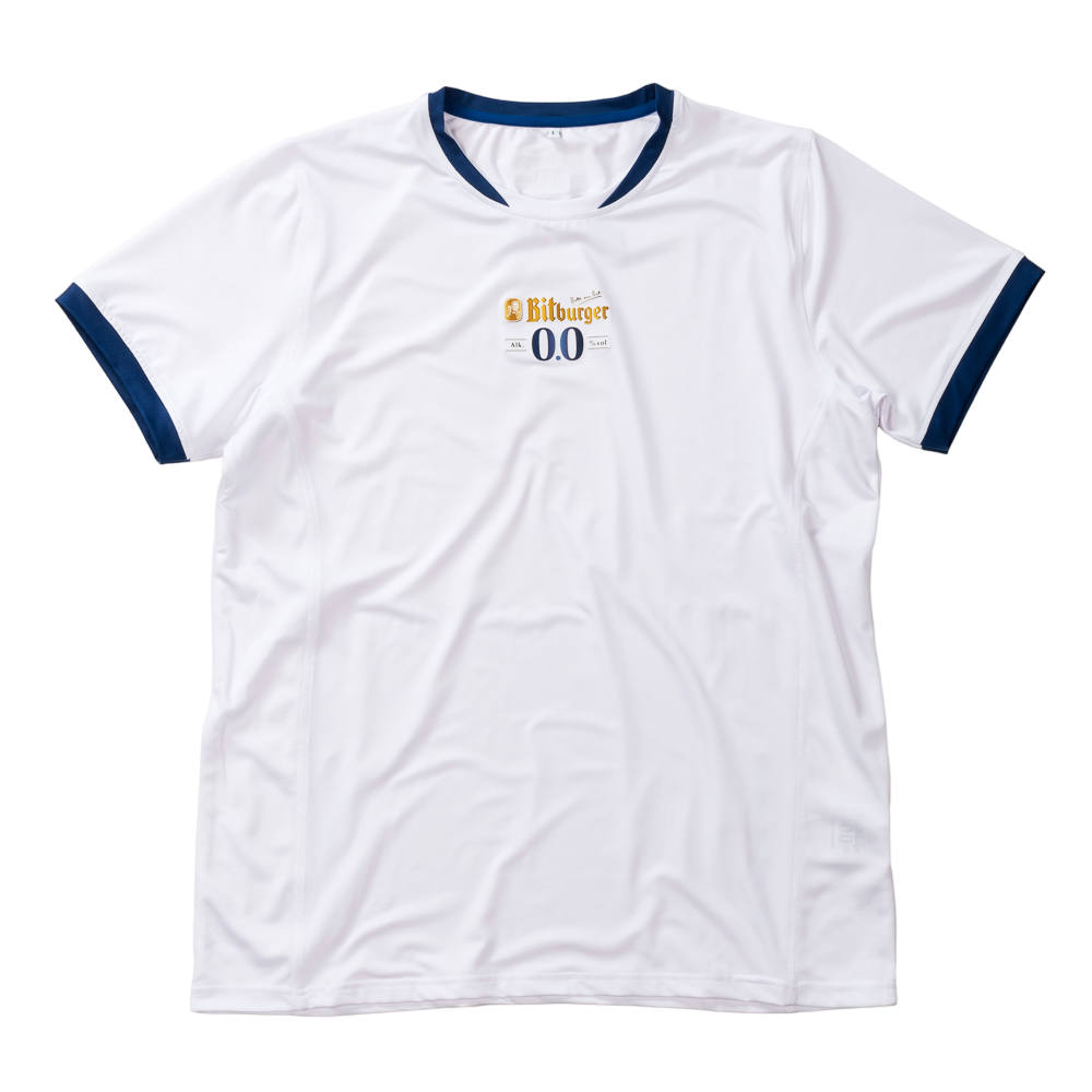Weißes Sportshirt mit dunkelblauen Rändern als Kragen und Ärmeln sowie Bitburger 0,0 Logo
