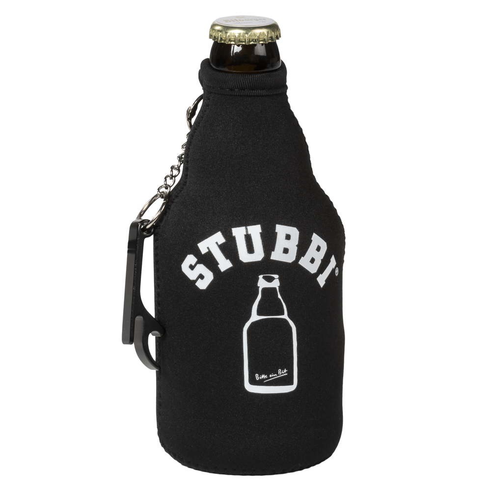 Schwarzer Flaschenkühler aus Neopren mit weißem Stubbi Logo und Flaschenöffner als Anhänger