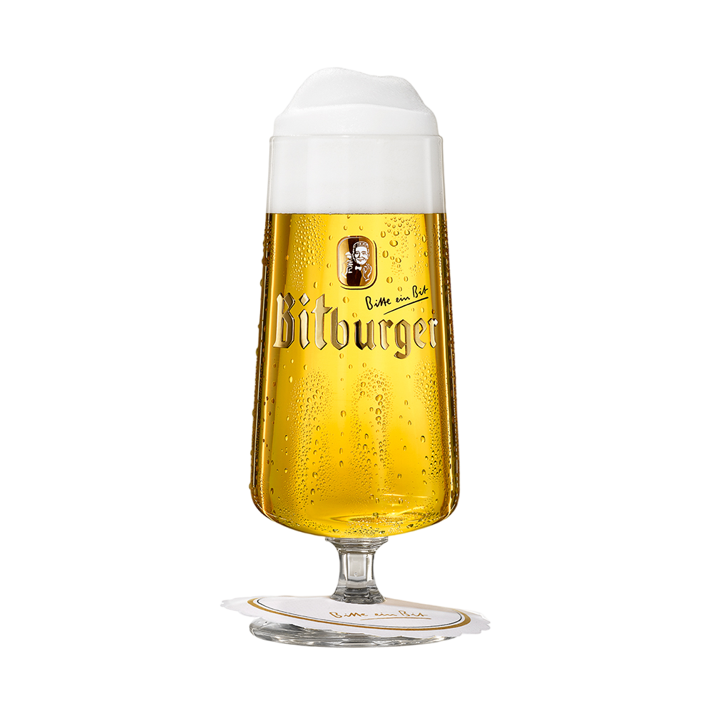 Gefüllter Bitburger Pokal aus hochwertigen Kristallglas auf einem Stiel mit breitem Standfuß. Auf der Vorderseite stehen das Bitburger Logo und der Schriftzug "Bitte ein Bit"
